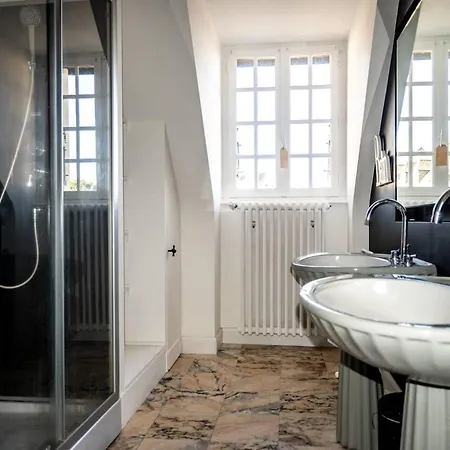 La Maison De La Place Дом отдыха Ланьон
